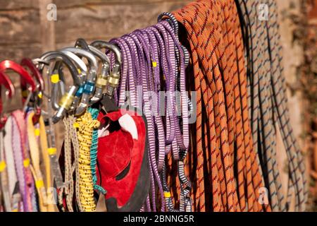 Kletterausrüstung zum Trocknen an einer Wäscheleine Stockfoto