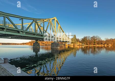 Seitenansicht der Glienicker Brücke als Verbindung von Potsdam nach Berlin im Winter in der Abendsonne Stockfoto