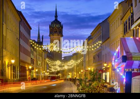 Blick durch die Schlossstraße zur Schlosskirche zur Weihnachtszeit in der Lutherstadt Wittenberg, Sachsen-Anhalt Stockfoto