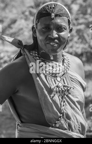 Maasai Mann in traditioneller Kleidung Stockfoto