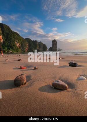 Wunderschöne Aussicht Auf Den Ruhigen Und Entspannenden Pai Plong Strand, Im Ao Nang Bezirk, Krabi, Thailand Stockfoto