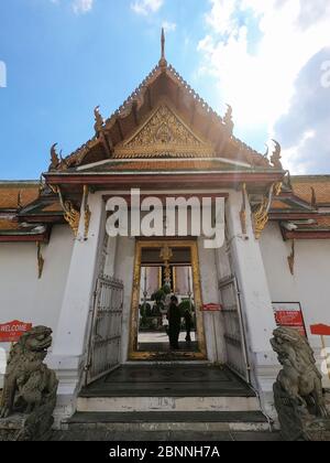 Schöne alte Architektur des Wat Suthat Thepwararam Buddhistischen Tempels in Bangkok, Thailand Stockfoto