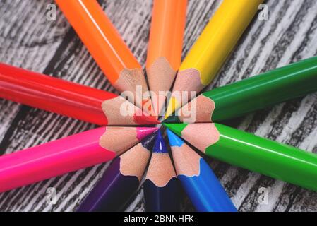 Farbstifte in ordnen in Farbe Rad Farben auf dem Holzhintergrund. Stockfoto