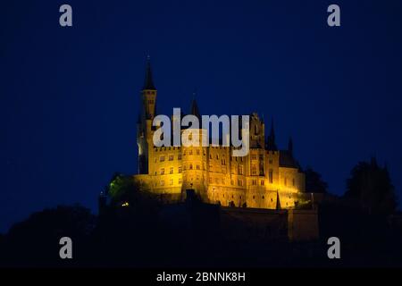 Burg Hohenzollern bei Nacht, Blick vom Zeller Horn, Schwäbische Alb, Schwäbische Alb, Bisingen, Baden-Württemberg, Deutschland Stockfoto