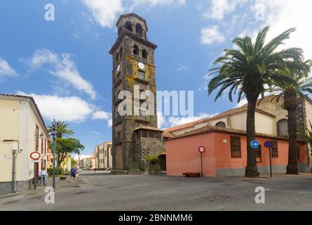 La Laguna, Teneriffa, Spanien - 16. Juni 2015: Platz mit Brunnen in der Nähe der Kirche der Unbefleckten Empfängnis in La Laguna Stadt auf Teneriffa. Stockfoto