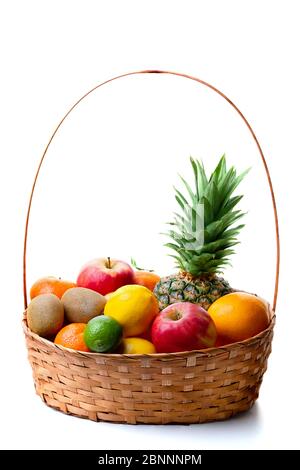 Korb mit exotischen Früchten, Ananas, Limette, Zitrone, Mandarine, Orange, Kiwi, Mandarinen, Grapefruit isoliert auf weißem Hintergrund. Stockfoto