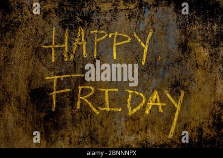 Happy Friday schrieb auf die raue Wand mit gelber Kreide, Nahaufnahme. Stockfoto