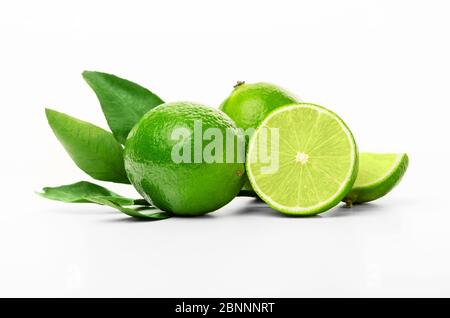 Isolierte Limetten. Frisch geschnittene Limettenfrüchte auf weißem Hintergrund isoliert. Stockfoto