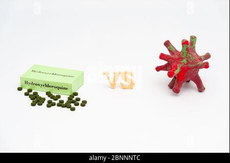 Hydroxychloroquin versus Coronavirus (DIY - selbstgemachte Modell mit Modelliermasse). Isoliert auf weißem Hintergrund. Kopierbereich. Horizontale Aufnahme. Stockfoto