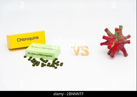 Hydroxychloroquin / Chloroquin versus Coronavirus (DIY - hausgemachte Modell mit Modelliermasse gemacht). Isoliert auf weißem Hintergrund. Kopierbereich. Stockfoto