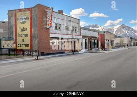 Coleman, Alberta, Kanada, 14. Mai 2020 - eine Straße mit alten Gebäuden im Stadtzentrum der Gemeinde Crowsnest Stockfoto