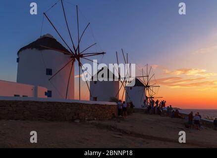 Windmühlen Kato Mili bei Sonnenuntergang, Mykonos Stadt, Mykonos, Kykladen Inseln, Griechenland Stockfoto