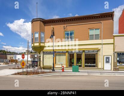 Coleman, Alberta, Kanada, 14. Mai 2020 - eine Straße mit alten Gebäuden im Stadtzentrum der Gemeinde Crowsnest Stockfoto