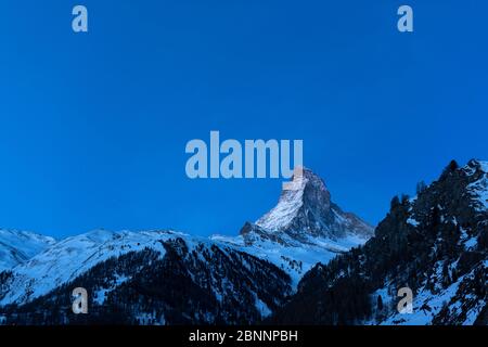 Schweiz, Wallis, Zermatt, Morgendämmerung am Matterhorn - Furgggrat, Ostwand, Hörnligrat, Nordwand und Zmuttgrat Stockfoto