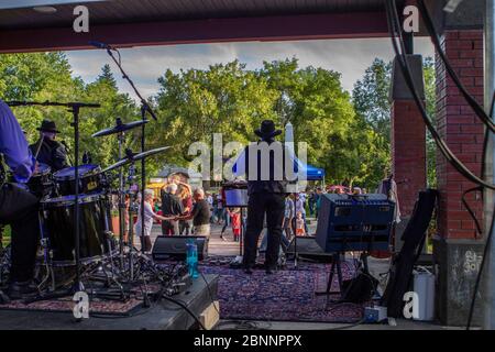 Band im Konzert, aufgenommen hinter der Bühne, zeigt die Menge Stockfoto