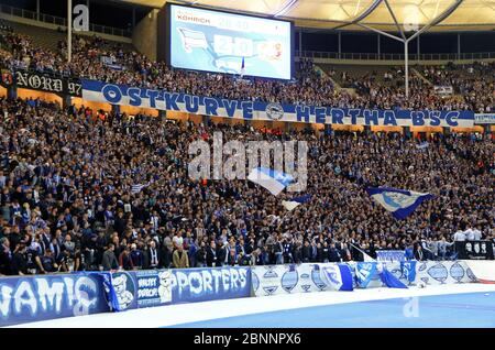 Berlin, Deutschland - 20. September 2017: Fantribunen des Olympiastadions in Berlin (Olympiastadion) überfüllten sich mit Hertha BSC Berlin Ultras, die während des Bundesligaspiels gegen Bayer 04 Leverkusen zu sehen waren Stockfoto