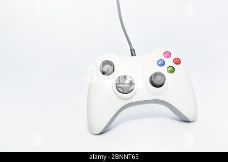 Spielkonsole Game Pad auf weißem Hintergrund. Video Gaming Konzept. Ansicht von oben schneiden sie Komposition. Stockfoto
