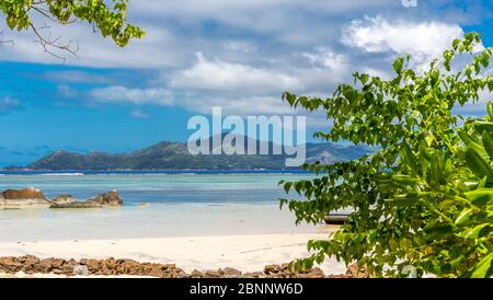 Blick auf die Insel Praslin vom Anse Source d'Argent Beach, La Digue Island, Seychellen, Indischer Ozean, Afrika Stockfoto