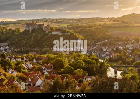 Schloss, Stadtmauer, Türme, Burgmauer, Häuser, Stadt, Stadt, Zug, Eisenbahnbrücke, Fluss, Herbst, Dämmerung, historische Gebäude Stockfoto