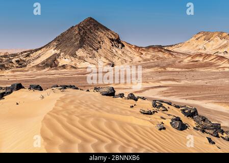 Wüsten, Sand, Dünen, Salzkuppel, roter Sand, rote Dünen, Fels, Berg, Höhe, blauer Himmel, Mittagslicht Stockfoto