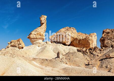 Wüste, weiße Wüste, Verwitterung, Kalkstein, Gips, Skulpturen, blauer Himmel Stockfoto