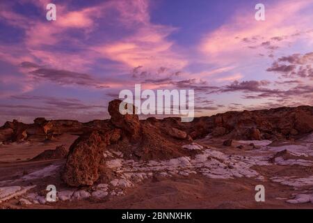 Wüste, weiße Wüste, Verwitterung, Kalkstein, Gips, Skulpturen, Abendhimmel, Wolken, Stockfoto