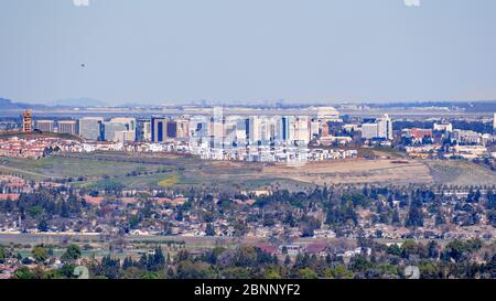 Luftaufnahme der San Jose Downtown Skyline an einem klaren Tag; Wohnviertel im Vordergrund sichtbar; Süden San Francisco Bay, Kalifornien Stockfoto