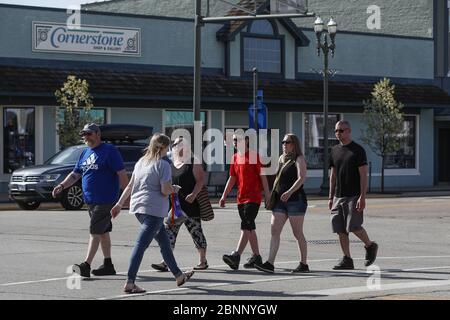 Genfersee, Usa. Mai 2020. Am Freitag, den 15. Mai 2020, überqueren die Menschen die Hauptstraße in Lake Geneva, Wisconsin. Foto von Kamil Krzaczynski/UPI Quelle: UPI/Alamy Live News Stockfoto
