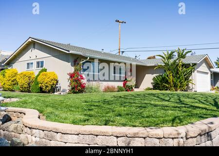 Außenansicht von Einfamilienhaus auf einem Eckplatz in einer Wohngegend; South San Francisco Bay Area, Kalifornien Stockfoto