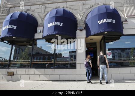Genfersee, Usa. Mai 2020. Am Freitag, den 15. Mai 2020, betritt das Paar eine offene Bar im Genfersee, Wisconsin. Foto von Kamil Krzaczynski/UPI Quelle: UPI/Alamy Live News Stockfoto