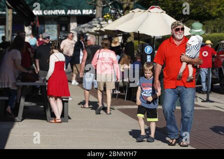 Genfersee, Usa. Mai 2020. Menschen entlang offenen Restaurants in Lake Geneva, Wisconsin am Freitag, 15. Mai 2020. Foto von Kamil Krzaczynski/UPI Quelle: UPI/Alamy Live News Stockfoto
