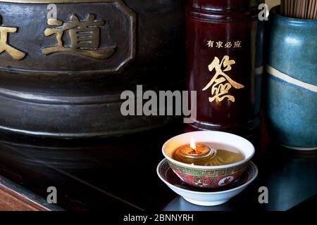 Orangeville, Ontario / Kanada - 09. Juli 2017: Innenansicht des Tempels - Nahaufnahme der Öllampe. Stockfoto