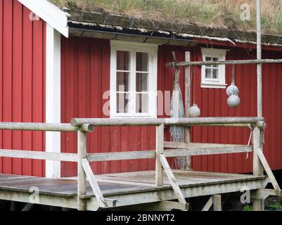 rote Fischerhäuser, Rorbuer, Lofoten, Norwegen Stockfoto