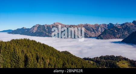 Inversionswetter im Stillachtal, hinter den Allgäuer Allgäuer Alpen, Oberallgäu, Bayern, Deutschland, Europa Stockfoto