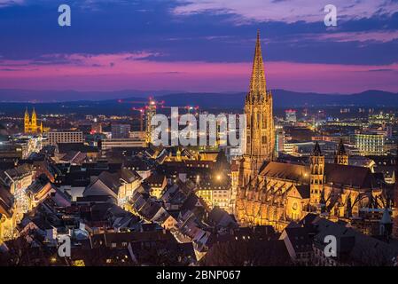 Nächtliche Skyline von Freiburg im Breisgau-Land Stockfoto