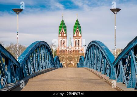 Herz Jesu Kirche und Wiwilí Brücke in Freiburg, Deutschland Stockfoto