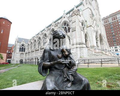 St. Louis, Usa. Mai 2020. Vor der St. Francis Xavier College Kirche auf dem Campus der Saint Louis University in St. Louis steht am Freitag, den 15. Mai 2020, eine Statue von Claude Heithaus, S.J.. Die Universität hat angekündigt, dass standardisierte Tests für das Aufnahmeverfahren im Herbst 2021 optional sein werden. Die Universität Saint Louis sagte, dass die Herbstklasse 2021 durch die Absage von Testdaten während der COVID-19 Pandemie herausgefordert wird, was es unpraktisch macht, SAT- und ACT-Werte zu verlangen. Foto von Bill Greenblatt/UPI Quelle: UPI/Alamy Live News Stockfoto