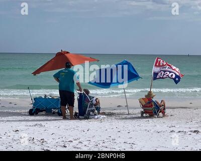 Trump Anhänger zeigen eine 2020 Flagge am Strand, als Sarasota County seine Einschränkungen an beliebten Stränden wie Siesta Key aufgehoben. Stockfoto