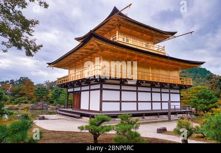 Der wunderschöne Goldene Pavillon (Kinkaku-ji) ist ein dreistöckiges Gebäude, das mit reinem Blattgold auf dem Gelände des Rokuon-ji Tempelkomplexes bedeckt ist. Kyoto Stockfoto