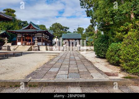 Der Blick auf den Shikichi-jinja Schrein (Wara-tenjin) Haiden mit dem kleinen Masha Hachiman Schrein neben ihm. Kyoto. Japan Stockfoto