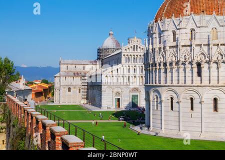 Baptisterium und Blick auf die Kathedrale von Pisa aus Mauern, Campo dei Miracoli, Pisa, Toskana, Italien, Europa Stockfoto