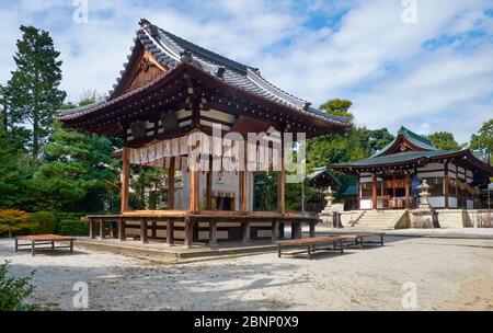 Der Blick auf das innere Territorium des Shikichi-jinja Shrine (Wara-tenjin) mit dem Kagura-den-Gebäude für den heiligen Kagura-Tanz und Haiden. Kyoto. Jap Stockfoto