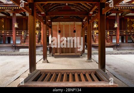 Die hölzerne Opferbox (Saisen) zum Sammeln von Münzen von Gläubigen vor dem Eingang zum Hirano-Schrein. Kyoto. Japan Stockfoto