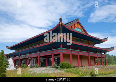 Orangeville, Ontario / Kanada - 09. Juli 2017: Fung Loy Kok International Taoist Tai Chi Center - Außenansicht des buddha-Tempels Stockfoto