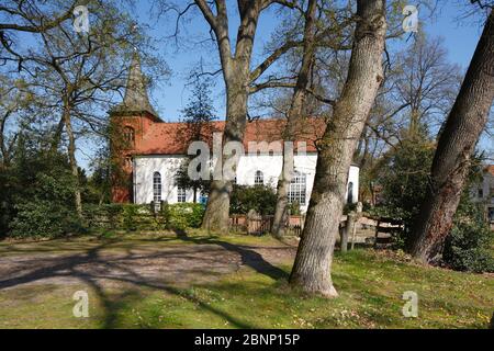 Liebfrauenkirche im Frühling, Fischerhude, Niedersachsen, Deutschland, Europa Stockfoto