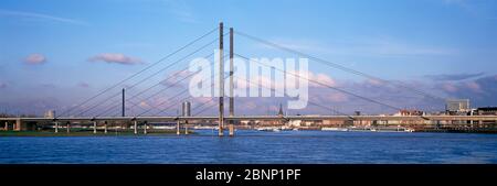 Panoramablick auf die Rheinkniebrücke über den Rhein. Düsseldorf, Deutschland Stockfoto