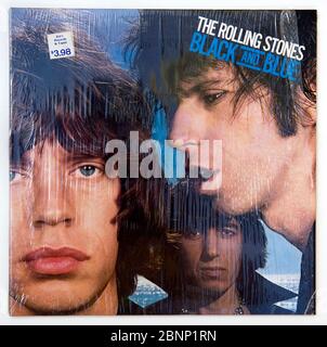 Rolling Stones Schwarz und Blau Schallplattencover in Plastikhülle mit Preisschild um 1976. Stockfoto