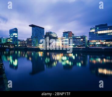 Moderne Gebäude spiegeln sich im Media Harbour im Wasser wider. Düsseldorf, Deutschland Stockfoto