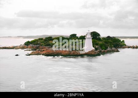 Entrance Island Cape Sorell Lighthouse in der Nähe von 'Hells Gates' am Eingang zum Macquarie Harbour an der Westküste Tasmaniens, Australien Stockfoto