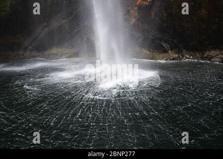 Landschaftlich schöner Blick auf den Stirling Wasserfall im Milford Sound, Neuseeland Stockfoto